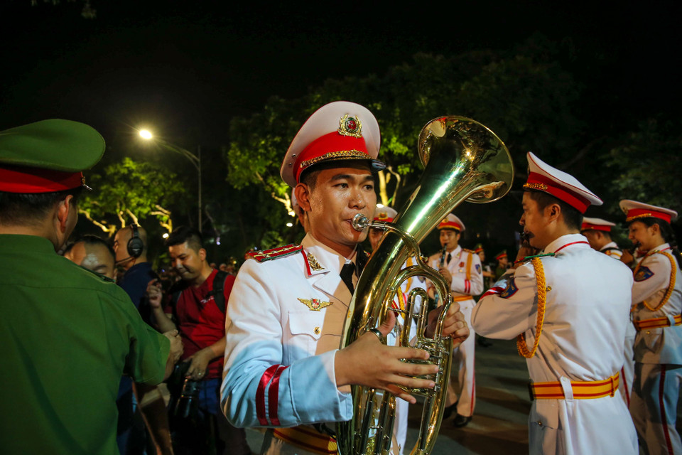 Dự kiến hàng tháng vào buổi tối thứ Bảy hoặc Chủ nhật tuần đầu tiên của tháng hoặc vào các ngày lễ lớn, các nghệ sĩ công an sẽ biểu diễn quanh hồ Gươm phục vụ người dân. (Ảnh: Vietnam+)
