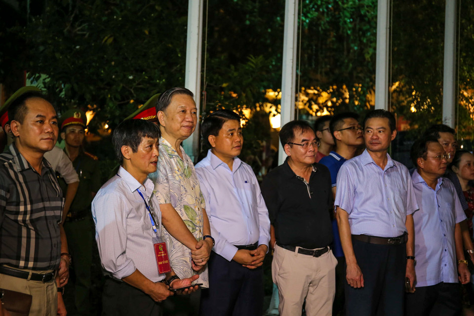 Đại tướng, Bộ trưởng Bộ Công an Tô Lâm cùng người dân thưởng thức những giai điệu hào hùng được thể hiện bởi dàn kèn của các cán bộ chiến sĩ công an biểu diễn. (Ảnh: Vietnam+)