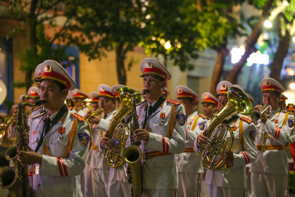 Đoàn nghi lễ biểu diễn các tác phẩm: Hành khúc thắng lợi, Tiến về Hà Nội, Hành khúc công an nhân dân, Nối vòng tay lớn, Bác cùng chúng cháu hành quân… (Ảnh: Vietnam+)