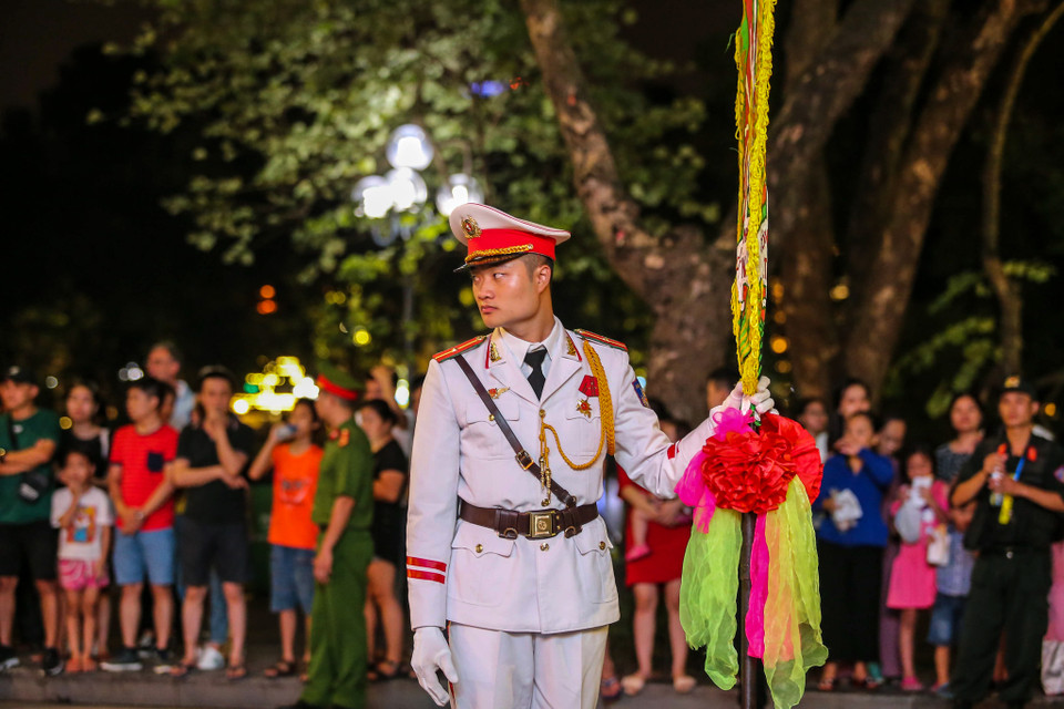 Ông Đỗ Ngọc Anh, Trưởng đoàn nghi lễ Công an nhân dân cho biết, chương trình biểu diễn của các chiến sĩ công an thuộc đội nghi lễ nhằm mục đích giúp người dân có góc nhìn khác về những chiến sỹ công an nhân dân. (Ảnh: Vietnam+)