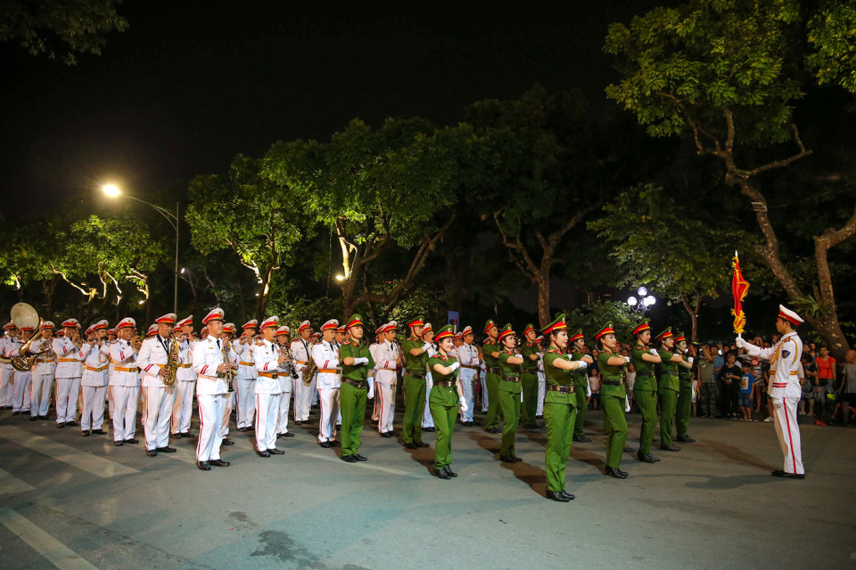 Cuộc buổi diễn cũng đồng thời góp phần làm phong phú hơn các hoạt động cộng đồng của khu vực phố đi bộ Hồ Gươm. (Ảnh: Vietnam+)