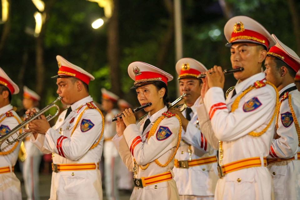 Buổi diễu hành và trình diễn nhạc kèn có sự tham gia của 65 chiến sĩ thuộc đội quân nhạc và 20 chiến sĩ thuộc đội múa. (Ảnh: Vietnam+)