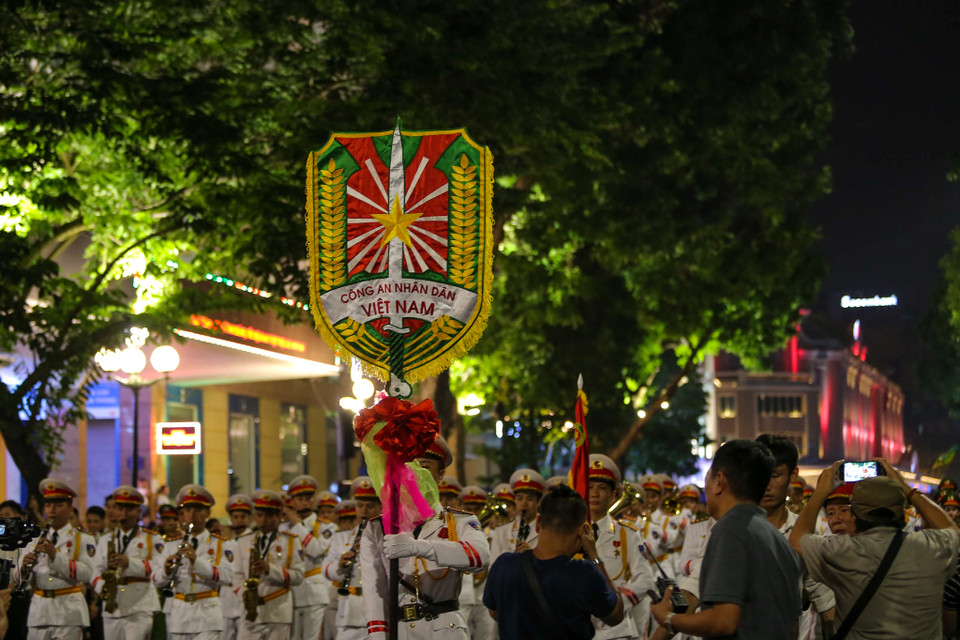 65 cán bộ chiến sĩ của Đoàn nghi lễ với đội quân nhạc và múa do các chiến sĩ công an biểu diễn khiến người dân và khách du lịch thích thú. (Ảnh: Vietnam+)