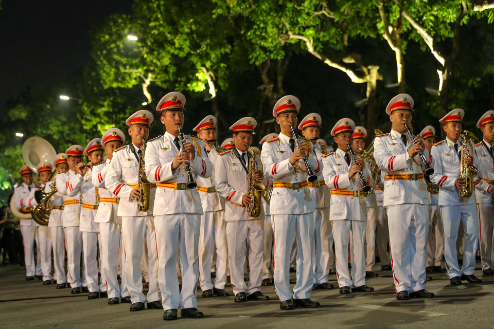 Nhạc trưởng, Đại úy Nguyễn Tiến Dũng chia sẻ: 'Đây là một buổi biểu diễn rất đặc biệt với tôi cũng như các cán bộ chiến sĩ thuộc đoàn Nghi lễ Công an nhân dân thuộc Bộ Tư lệnh Cảnh sát cơ động. Đây là lần đầu tiên đoàn nghi lễ được phụ vụ nhân dân tại phố đi bộ hồ Gươm'. (Ảnh: Vietnam+)