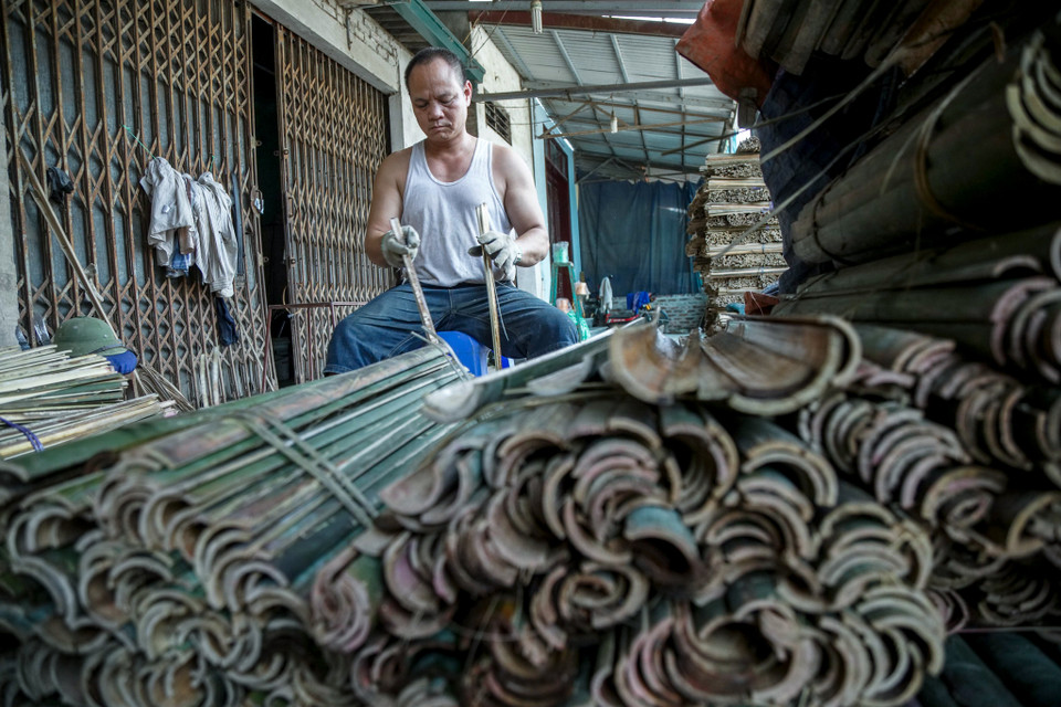Những người thợ làm tăm hương ở xã Quảng Phú Cầu luôn tâm niệm, hương liên quan đến thế giới tâm linh nên các công đoạn làm hương không được cẩu thả. (Ảnh:Vietnam+)