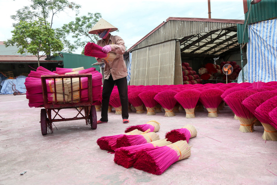 Trên các nẻo đường ở các thôn Cầu Bầu, Phú Lương Thượng, Đạo Tú… đâu đâu cũng đỏ rực một màu của chân hương đang phơi nắng và hình ảnh những người dân đang hăng say làm việc. (Ảnh:Vietnam+)