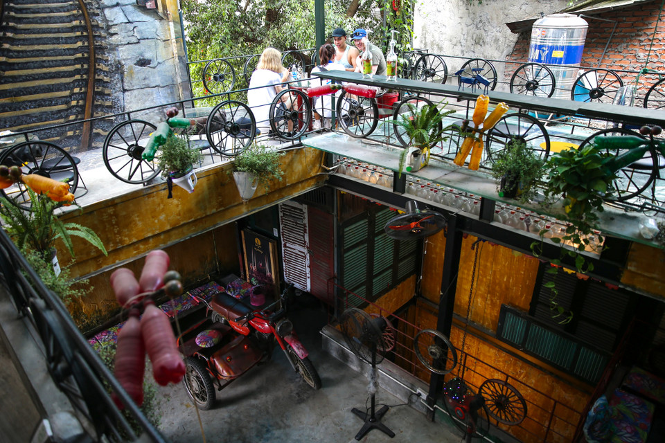 Hình ảnh khách hàng đến đây cầm theo những chai nhựa không hiếm gặp. Để khích lệ mọi người tái chế và không xả rác bừa bãi, cứ ai mang chai nhựa đến đây thì đều được giảm giá 15-20% đồ uống của quán. (Ảnh: Vietnam+)