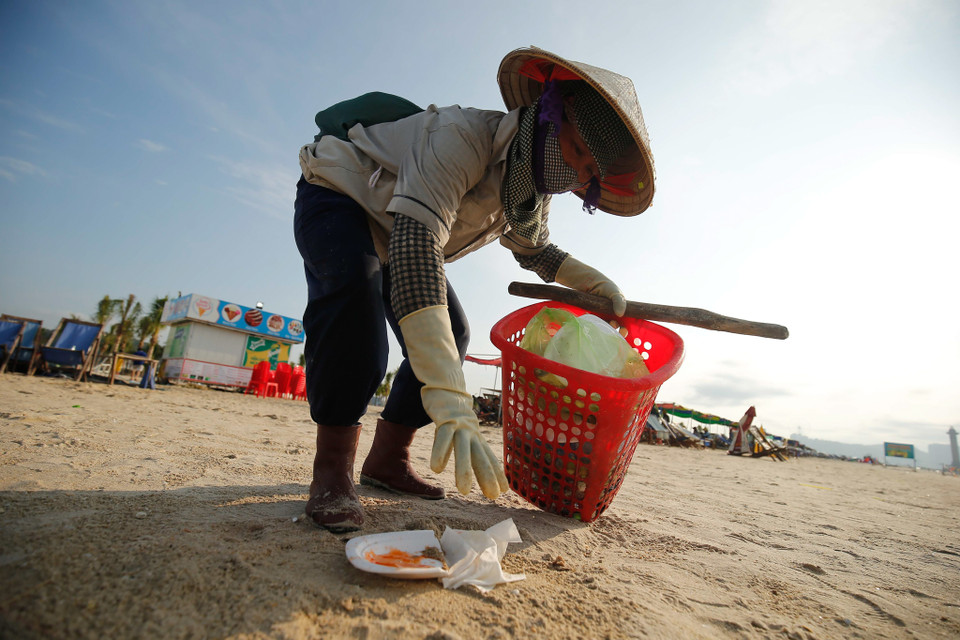 Rác thải chủ yếu là túi nilong, chai lọ, đồ ăn thừa được những "thượng khách" rời đi và gửi lại trên bãi biển. (Ảnh: Vietnam+)