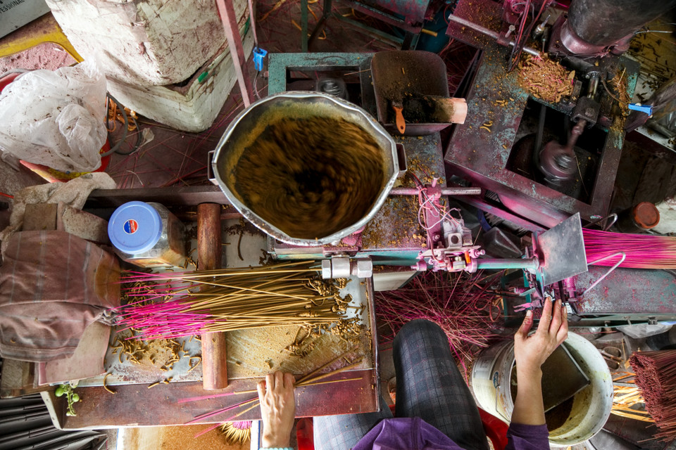 Với tăm hương xuất khẩu, nguyên liệu nhất thiết phải là cây vầu, vì dễ cháy nhưng lại đọng tàn, không bị gãy. Loại tăm hương này phải được chẻ bằng máy thì thân tăm mới đảm bảo độ đều, tròn, bóng. (Ảnh: Vietnam+)