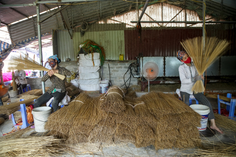 Trung bình mỗi tháng một cơ sở sản xuất ở làng Quảng Phú Cầu thu mua gần 200 tấn nguyên liệu và xuất đi khoảng 50 tấn hương, tăm hương thành phẩm. (Ảnh: Vietnam+)