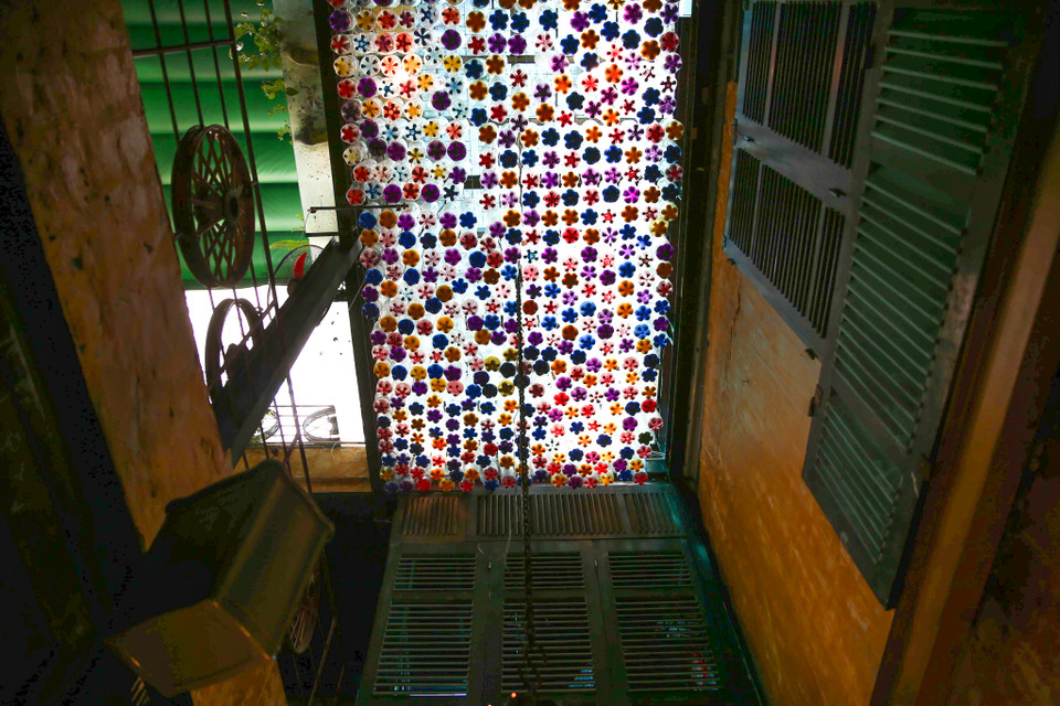 Để dựng lên cả một quán cà phê 3 tầng tất cả từ đồ tái chế là một công việc không hề đơn giản, đó không chỉ là sự kỳ công, sáng tạo, mà còn là cả sự tỉ mẩn tận tâm của người chủ quán. (Ảnh: Vietnam+)