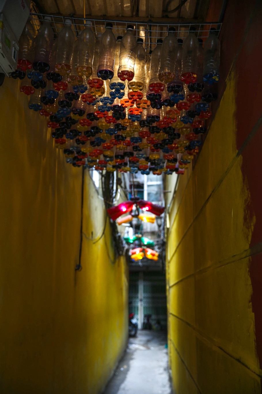 Chỉ cần chổi, màu vẽ, là có thể tái chế, những chai nước đã biến thành những món đồ trang trí vô cùng đẹp mắt, thậm chí còn có thể tạo cả một phần nội thất độc lạ cho căn nhà của mình. (Ảnh: Vietnam+)