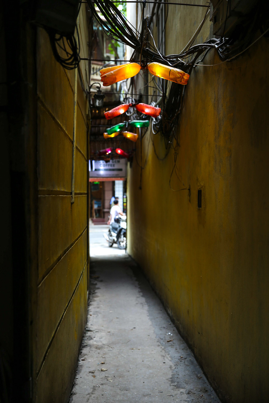 Không chỉ có chai nhựa mà cả nhôm đồng nát sắt vụn, lốp xe, đều có thể được hóa thân thành những món đồ đẹp mà lại hữu dụng như lốp xe thành mặt bàn, can nhựa thành giỏ hoa, bình nước thành đèn. (Ảnh: Vietnam+)