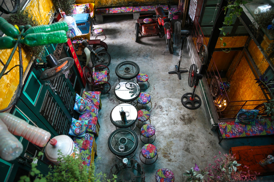 Không chỉ miệt mài hồi sinh cho hàng ngàn món đồ bỏ đi, anh Nguyễn Văn Thơ chủ quán còn thường xuyên tổ chức những buổi hướng dẫn cách tái chế rác thải cho các em học sinh từ rất nhiều trường học trên địa bàn Hà Nội. (Ảnh: Vietnam+)