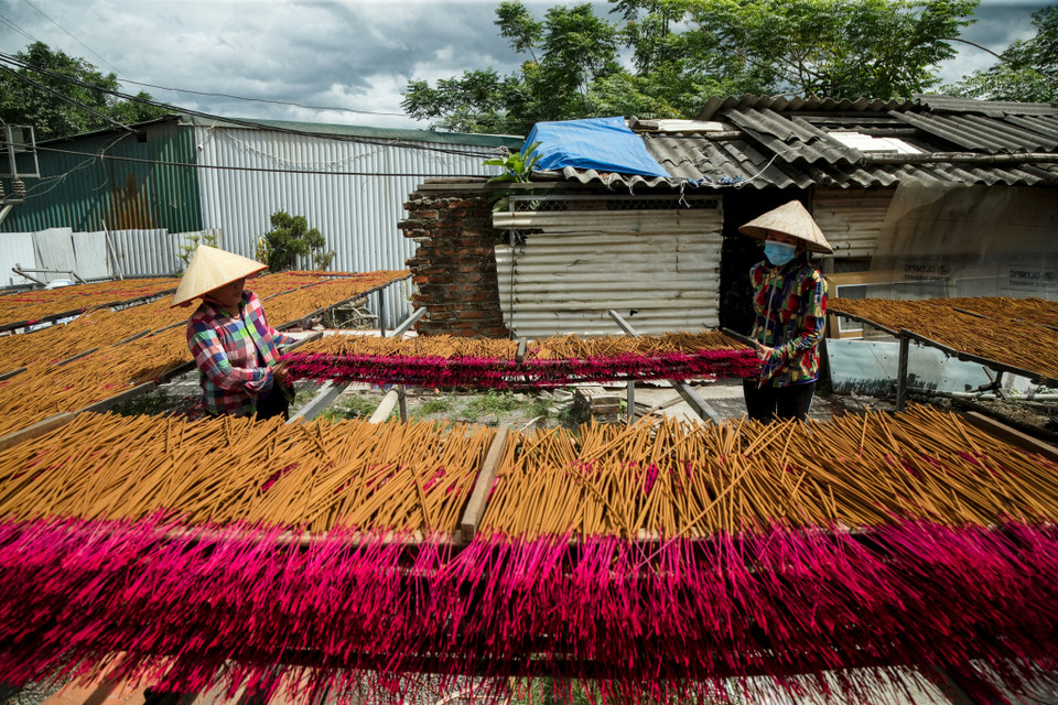 Tăm hương nội địa thường sử dụng bằng nứa, làm thủ công chẻ bằng tay, loại tăm này không nhất thiết phải tròn, có thể chẻ vuông, trước khi chẻ phải ngâm nứa hai tháng để tránh bị mọt. (Ảnh: Vietnam+)