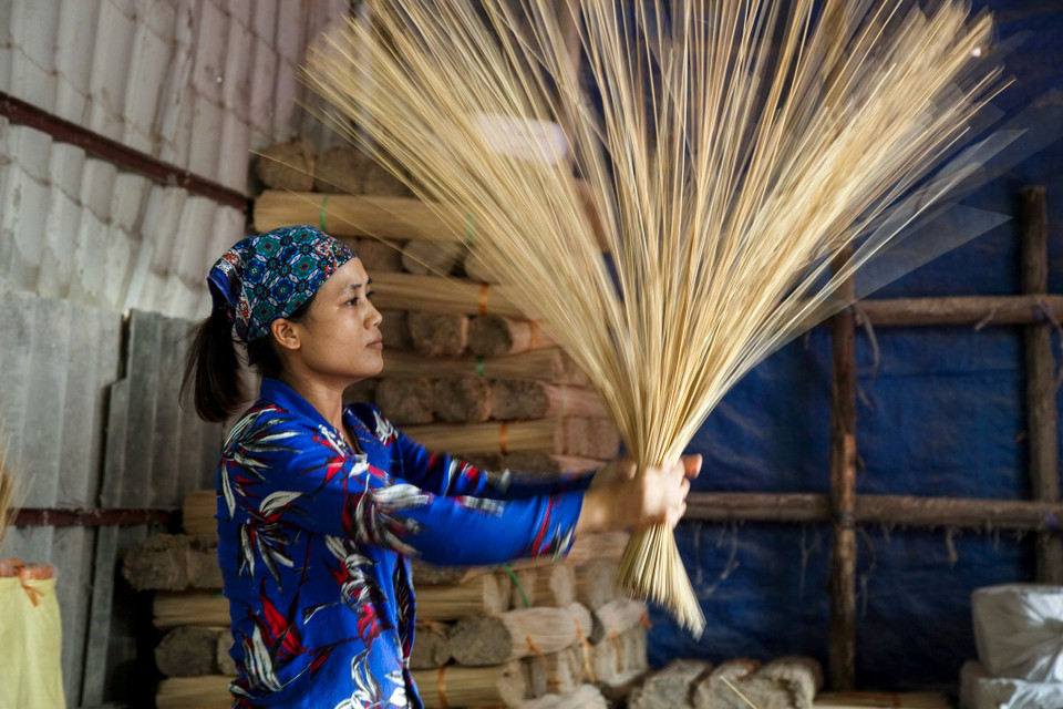 Xuất phát chỉ là nghề phụ, làm khi nông nhàn nhưng do nhu cầu, sản phẩm được ưa chuộng, nghề này phát triển mạnh, trở thành nghề chính, thu hút 70% số hộ dân tham gia, đem lại nguồn thu nhập chính cho gần 3.000 hộ. (Ảnh:Vietnam+)