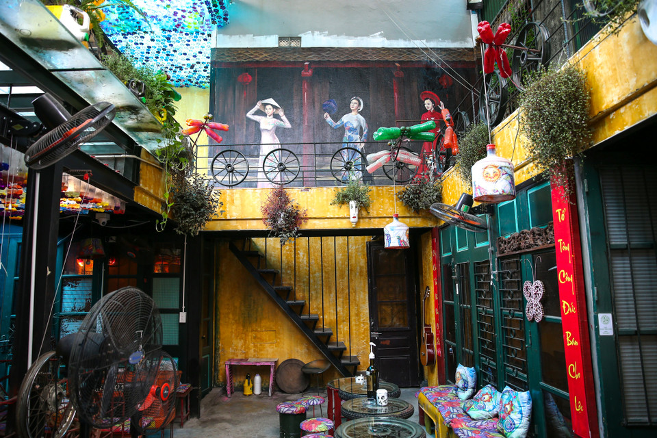 Những chai lọ hay đồ dùng bỏ đi sau khi được thu thập về sẽ được làm sạch, phơi khô, là có thể sẵn sàng được hồi sinh thành nhiều vật dụng khác nhau. (Ảnh: Vietnam+)