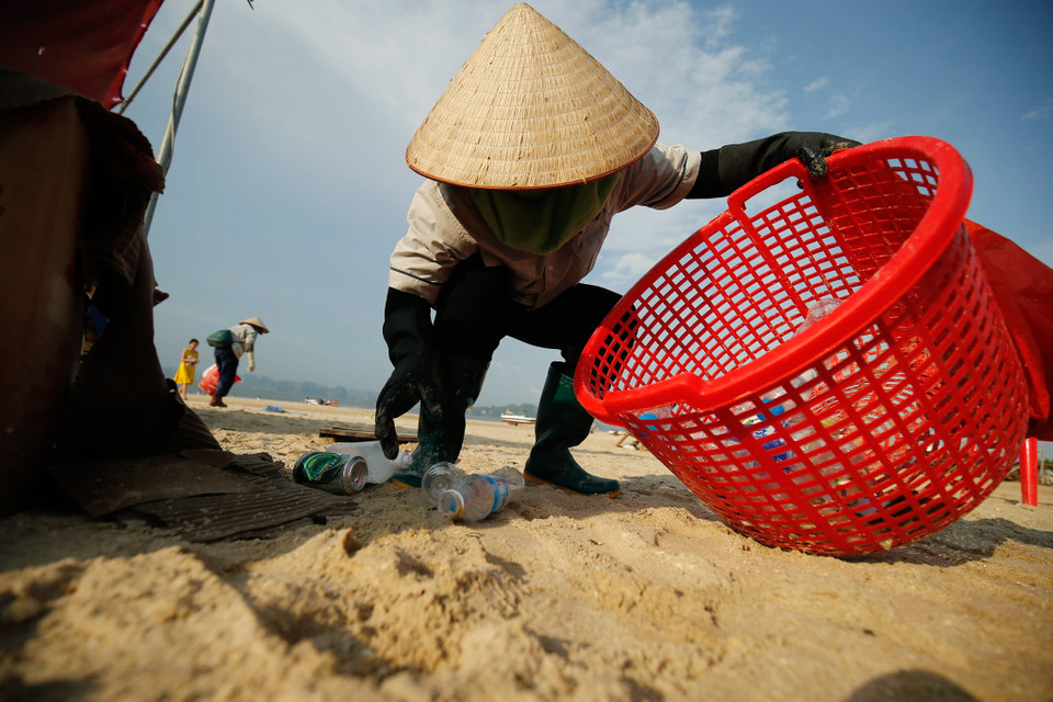 Do sự khắc nghiệt của thời tiết nóng nực giữa hè mà đội công nhân vệ sinh chia thành 2 ca làm việc từ 6h – 10h30 sáng và từ 14h30 -18h. (Ảnh: Vietnam+)