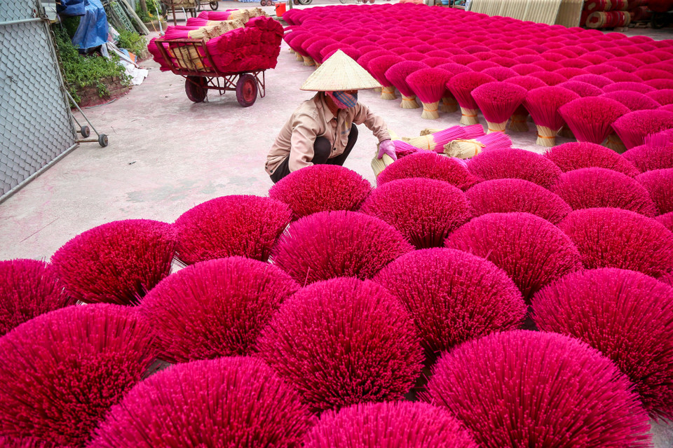 Làng Quảng Phú Cầu nằm cách trung tâm Thủ đô Hà Nội hơn 30km, được hình thành từ cách đây hơn 1 thế kỷ và là làng làm hương và tăm hương (chân hương) duy nhất tại Hà Nội. (Ảnh:Vietnam+)