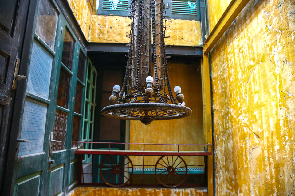 Những chai thủy tinh có thể được cắt ra làm thành cốc hoặc biến thành cả một chiếc đèn chùm nghệ thuật tuyệt đẹp. (Ảnh: Vietnam+)