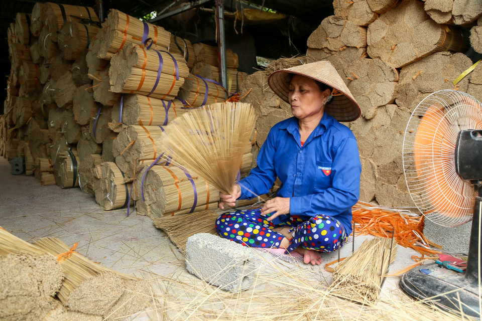 Nghề làm tăm hương đã gắn bó với cuộc sống giản dị nhưng đầy màu sắc của người dân nơi đây. (Ảnh: Vietnam+)