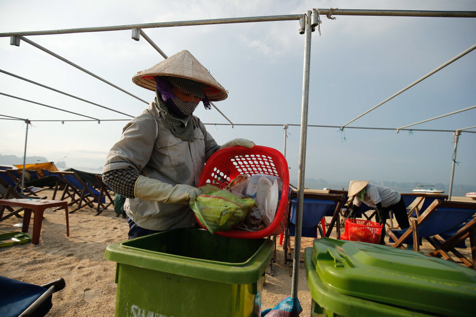 Với sự cần mẫn của đội nữ công nhân vệ sinh môi trường, khu vực du lịch biển của Hạ Long sẽ ngày một xanh sạch đẹp hơn là điểm đến cho du khách trong nước và quốc tế. (Ảnh:Vietnam+)