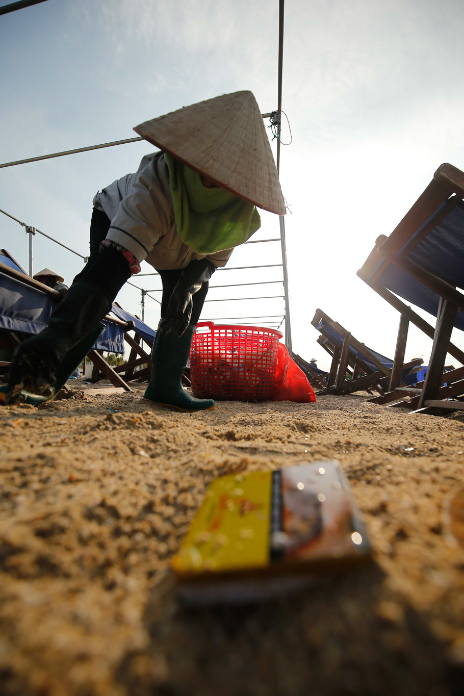 Từ khi bãi biển không một bóng người cho tới lúc đông khách, không khi nào vắng bóng dáng những công nhân môi trường. (Ảnh: Vietnam+)