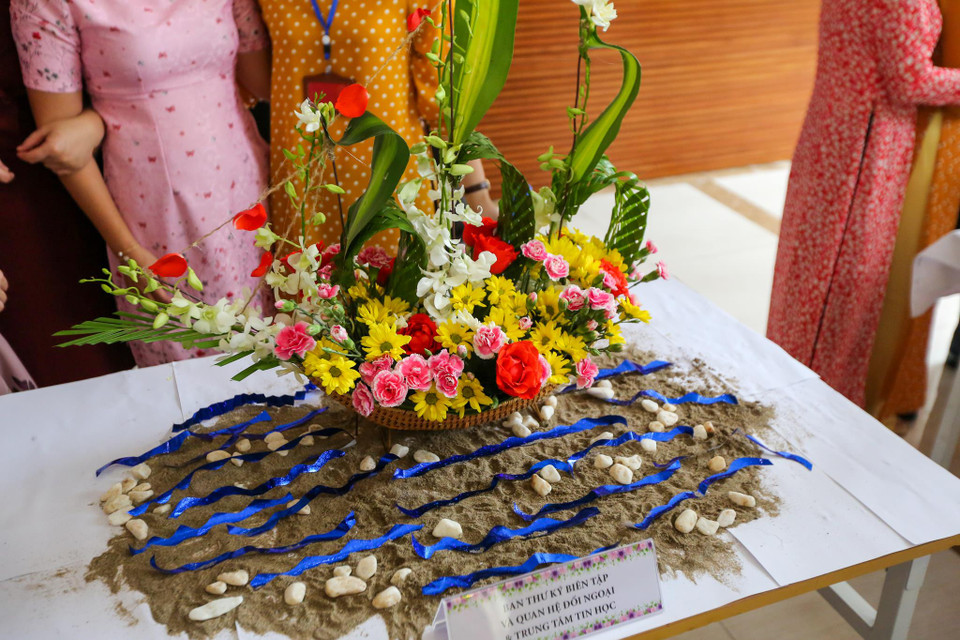 Một tác phẩm của Ban thư ký biên tập và Quan hệ đối ngoại kết hợp với Trung tâm tin học. (Ảnh: Minh Sơn/Vietnam+)