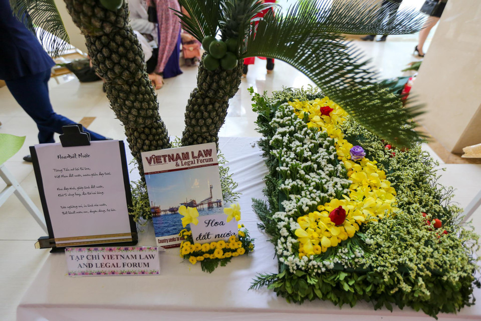 Những lẵng hoa được cắm muôn màu muôn vẻ góp phần tạo nên một sắc màu tươi mới trong cả gia đình lẫn nơi làm việc. (Ảnh: Minh Sơn/Vietnam+)