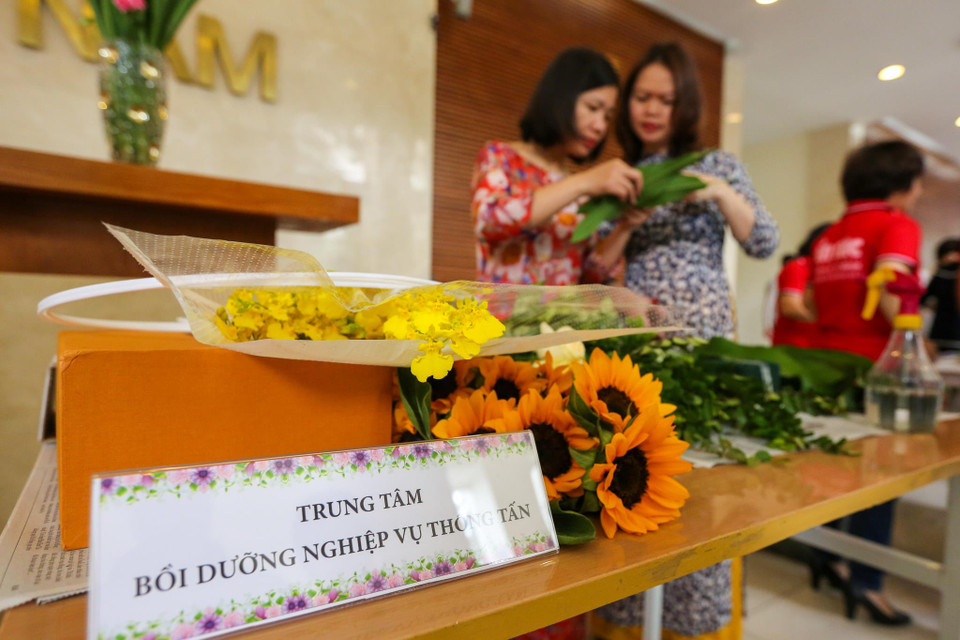 Hội thi cắm hoa có sự góp mặt của 21 đơn vị trực thuộc Thông tấn xã Việt Nam. (Ảnh: Minh Sơn/Vietnam+)