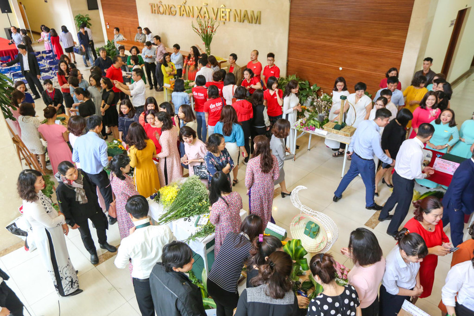 Cuộc thi là dịp để các chị em được thể hiện tài năng của mình, không chỉ là những phóng viên, biên tập viên giỏi nghề mà còn vô cùng khéo tay, tinh tế trong cuộc sống hàng ngày. (Ảnh: Minh Sơn/Vietnam+)