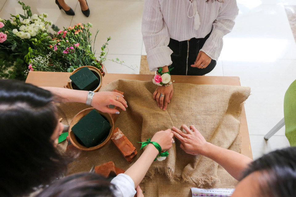 Mỗi đội thi có 5 người tham dự với thời gian cắm hoa 30 phút. (Ảnh: Minh Sơn/Vietnam+)