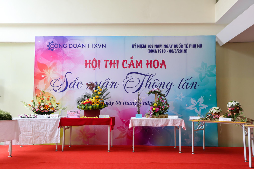 Sáng 6/3, nhân kỷ niệm 109 năm Ngày quốc tế Phụ nữ (8/3/1910 - 8/3/2019), Thông tấn xã Việt Nam đã diễn ra hội thi cắm hoa 'Sắc Xuân Thông tấn; với sự tham gia đông đảo cán bộ nữ công đoàn Thông tấn xã Việt Nam. (Ảnh: Minh Sơn/Vietnam+) 