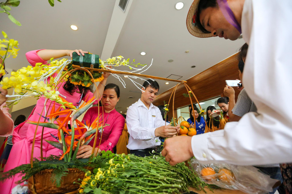 Không chỉ nữ giới, các 'đấng mày râu' cũng tham gia góp mặt trong cuộc thi này. Đây cũng chính là 'điểm cộng' cho các đội thi nếu muốn giành giải. (Ảnh: Minh Sơn/Vietnam+)