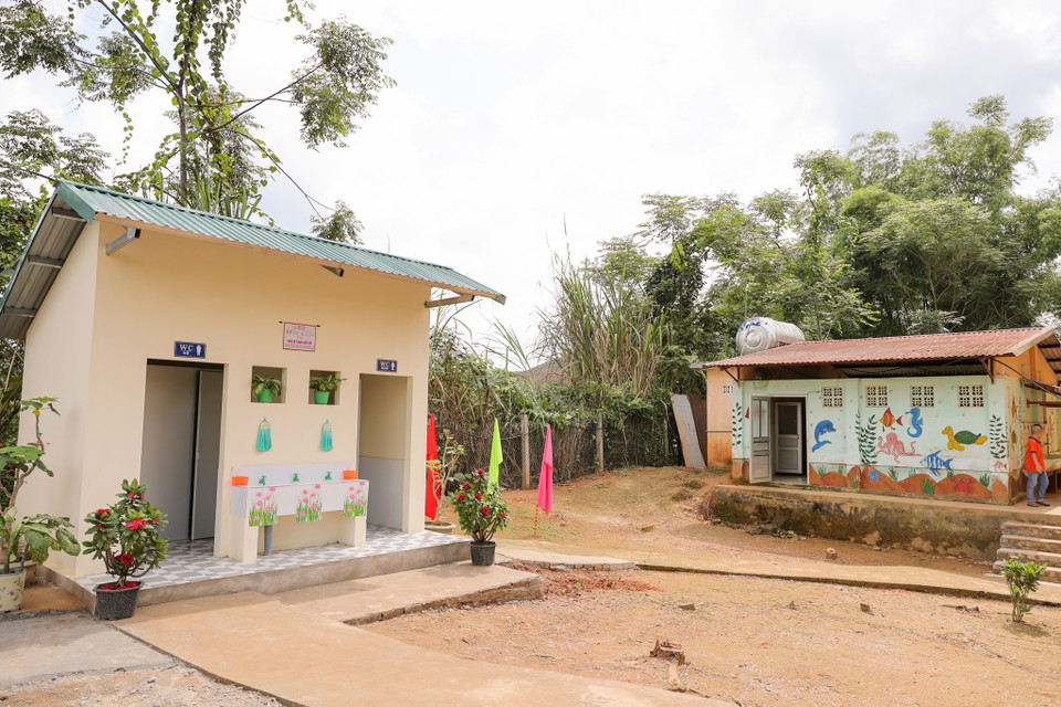 Dự án xây dựng 1.000 nhà vệ sinh trường học được tài trợ bởi Tập đoàn TH (đơn vị sở hữu thương hiệu TH true MILK), Ngân hàng TMCP Bắc Á và Quỹ Vì Tầm Vóc Việt. Dự án có tổng trị giá 60 tỷ đồng, triển khai từ tháng 4/2021 với mục tiêu hỗ trợ sửa chữa, xây mới các nhà vệ sinh trường học tiêu chuẩn ở các trường học thuộc khu vực miền núi, vùng sâu - vùng xa còn nhiều khó khăn. (Ảnh: Minh Sơn/Vietnam+)