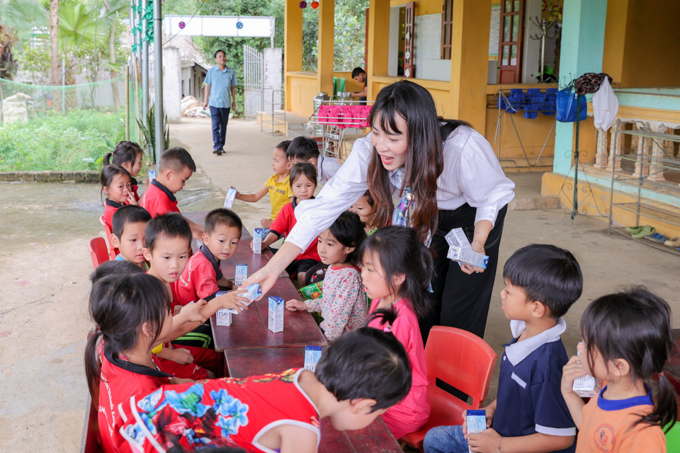 Bà Trần Thị Như Trang - Giám đốc Quỹ Vì Tầm Vóc Việt cho biết: "Tôi mong rằng 10 nhà vệ sinh khánh thành ngày hôm nay nói riêng và các công trình trong Dự án 1.000 nhà vệ sinh cho em nói chung sẽ giúp cho các em học sinh có cơ hội được sử dụng nhà vệ sinh sạch sẽ, thân thiện và an toàn, cải thiện điều kiện vệ sinh học đường, chăm sóc sức khỏe học đường vì sự phát triển toàn diện của các thế hệ tương lai”. (Ảnh: Minh Sơn/Vietnam+)