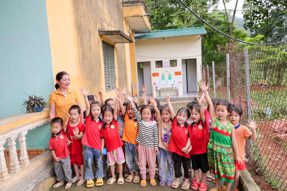 10 công trình nhà vệ sinh được khánh thành tại huyện Hàm Yên, tỉnh Tuyên Quang lần này thuộc 32 công trình được khởi công từ tháng 12/2022 tại 3 tỉnh: Tuyên Quang, Lào Cai và Lai Châu. Trước đó, 27 công trình nhà vệ sinh cho em cũng đã được khởi công xây dựng tại tỉnh Lạng Sơn, và có 17 công trình sẽ được khởi công trong thời gian tới tại tỉnh Bắc Kạn. (Ảnh: Minh Sơn/Vietnam+)