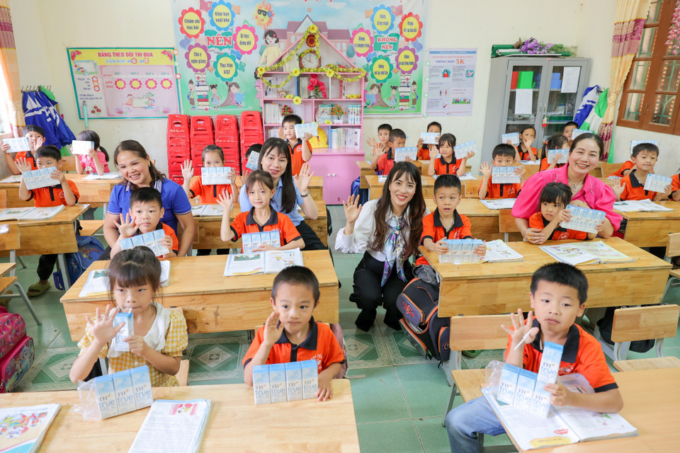 Tập đoàn TH cũng đã trao tặng 1.968 ly sữa tới các em học sinh trên địa bàn huyện Hàm Yên. (Ảnh: Minh Sơn/Vietnam+)