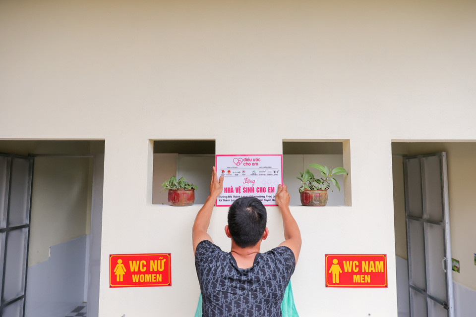 Để thực hiện hiệu quả dự án 1.000 nhà vệ sinh trường học, Trung tâm Tình nguyện Quốc gia được Bộ Giáo dục và Đào tạo, Trung ương Đoàn TNCS Hồ Chí Minh và các bên giao làm đơn vị thường trực, điều phối và tiếp nhận nguồn lực và triển khai Chương trình "Điều ước cho em" - trong đó có có Dự án 1.000 nhà vệ sinh trường học (nhà vệ sinh cho em). (Ảnh: Minh Sơn/Vietnam+)