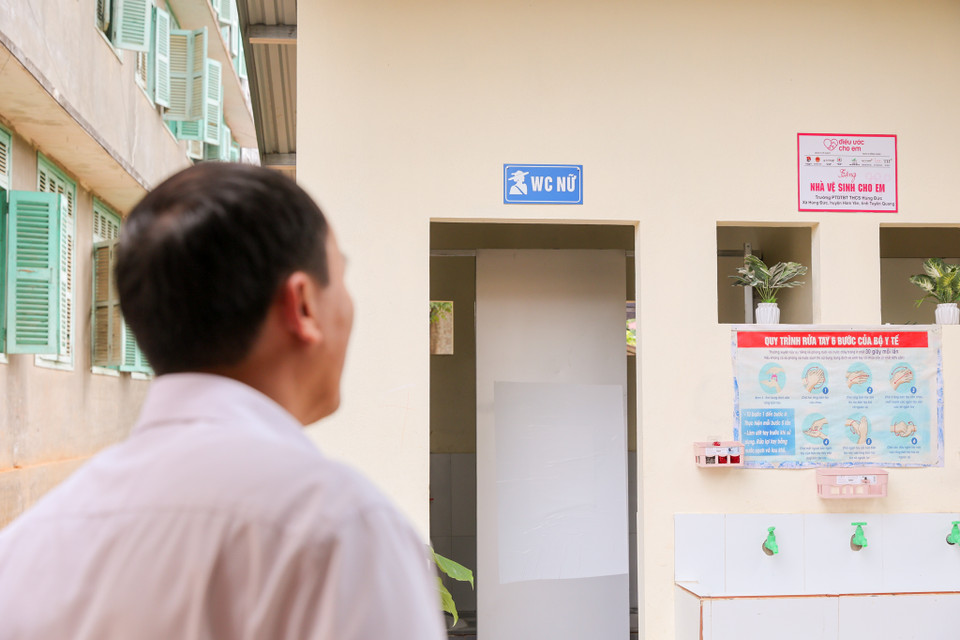 Các công trình nhà vệ sinh được bàn giao cũng góp phần tạo điều kiện để các em học sinh cải thiện sức khỏe và yên tâm học tập đồng thời lan tỏa tinh thần trách nhiệm xã hội, góp phần thu hút các nguồn lực xã hội nhằm đầu tư đúng hướng cho trẻ em, xây dựng trường học thân thiện, học sinh khỏe mạnh, tích cực. (Ảnh: Minh Sơn/Vietnam+)