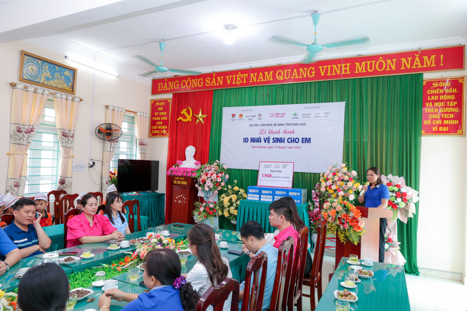 Sáng 15/5, Trung tâm Tình nguyện Quốc gia (thuộc Trung ương Đoàn TNCS Hồ Chí Minh) phối hợp với Quỹ Vì Tầm Vóc Việt, Tập đoàn TH (đơn vị sở hữu thương hiệu TH true MILK), Ngân hàng TMCP Bắc Á cùng tỉnh đoàn Tuyên Quang, chính quyền địa phương tổ chức Lễ khánh thành 10 nhà vệ sinh cho em tại tỉnh Tuyên Quang. (Ảnh: Minh Sơn/Vietnam+)