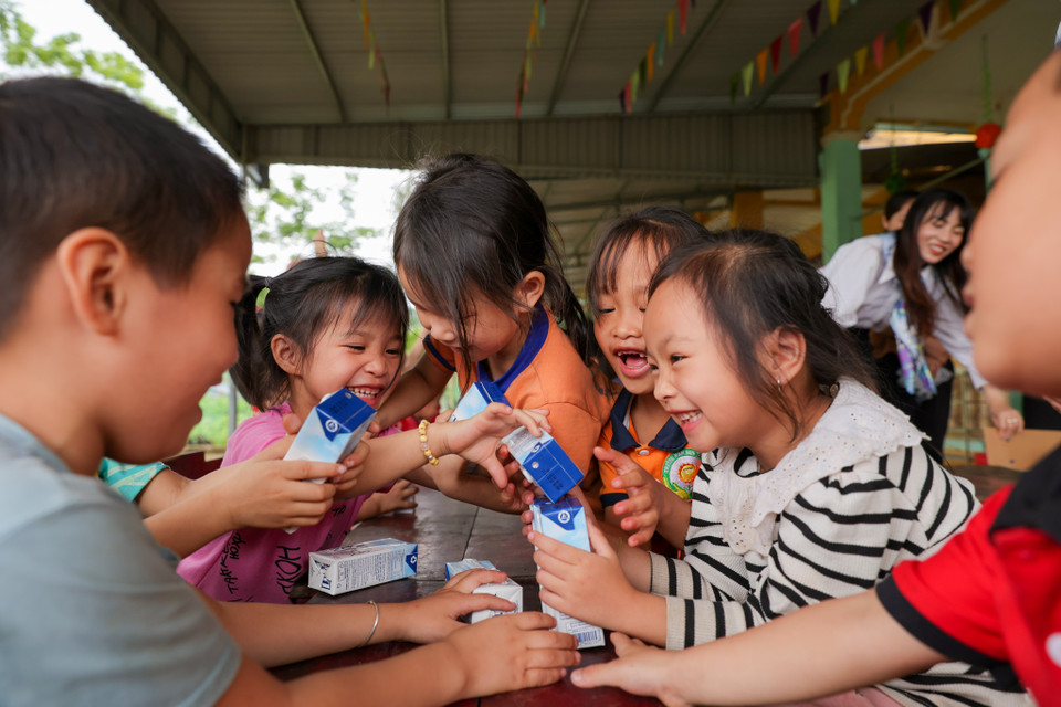 Kể từ lúc có nhà vệ sinh mới, các em học sinh vùng miền núi hào hứng hơn hẳn với những nụ cười rạng rỡ. Từ nay, một trong những "điều ước" của các em đã chính thức trở thành hiện thực. (Ảnh: Minh Sơn/Vietnam+)