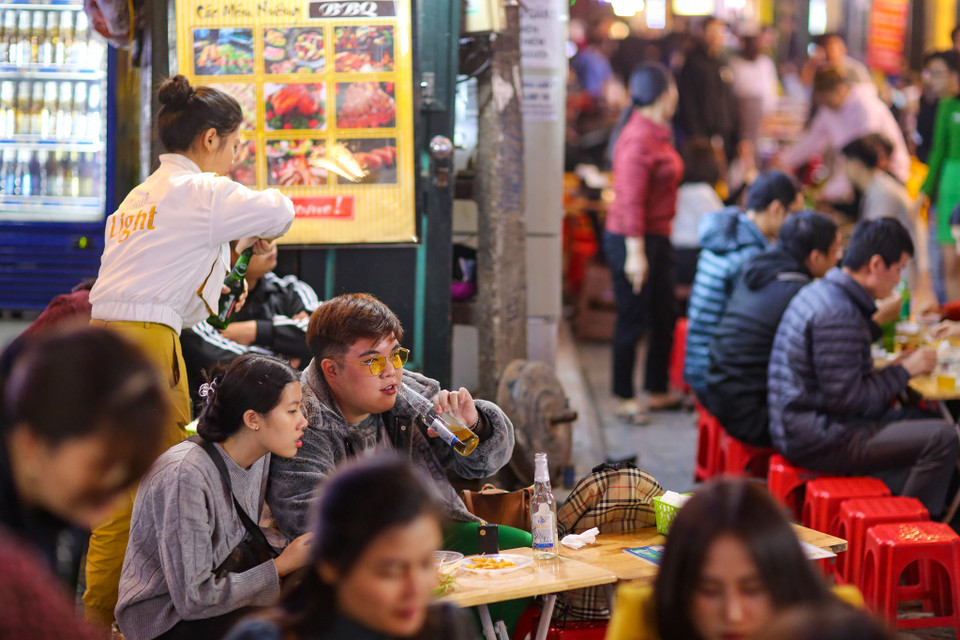 Thành phố cũng yêu cầu người sử dụng dịch vụ bắt buộc phải khai báo y tế, cài đặt ứng dụng bluzone, nCoV, đảm bảo công tác phòng chống dịch bệnh khi đi ra ngoài nơi công cộng. (Ảnh: Minh Sơn/Vietnam+)