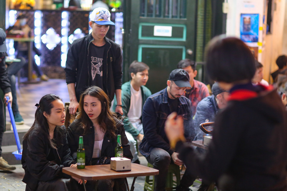 Nguy cơ lây nhiễm COVID-19 trong cộng đồng ở Hà Nội vẫn rất cao, hơn nhiều so với các tỉnh, thành phố lân cận. Vì thế, cùng với việc nới lỏng các biện pháp phòng chống dịch, thành phố Hà Nội cũng đòi hỏi phải siết chặt việc kiểm soát dịch bệnh, đề cao cảnh giác, không được phép chủ quan, lơ là. (Ảnh: Minh Sơn/Vietnam+)