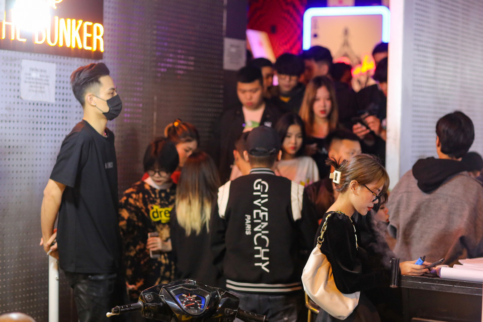 Rất nhiều người không đeo khẩu trang khi vào một quán bar trên phố Mã Mây. (Ảnh: Minh Sơn/Vietnam+)