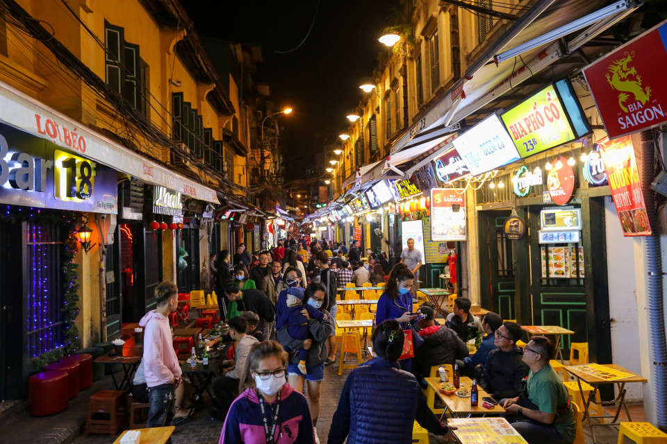 Thời điểm 20 giờ tối, rất đông người dân đã tụ tập trên con phố Tạ Hiện. (Ảnh: Minh Sơn/Vietnam+)