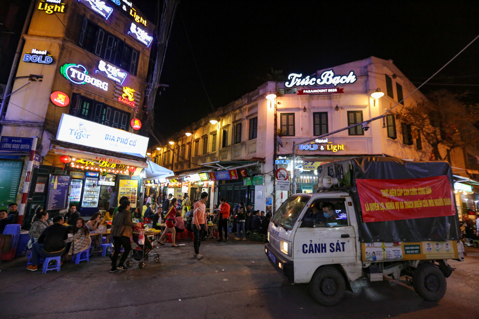 Lực lượng chức năng cũng tăng cường công tác kiểm tra tại các cơ sở cung cấp dịch vụ bar, pub, karaoke. Nếu phát hiện cơ sở nào thực hiện không nghiêm túc quy định phòng chống dịch thì yêu cầu đóng cửa. (Ảnh: Minh Sơn/Vietnam+)