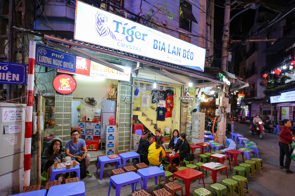 Trên các tuyến phố Tạ Hiện, Lương Ngọc Quyến, Mã Mây,... vốn tập trung nhiều quán bar, pub lớn nhỏ khác nhau đã bắt đầu đông khách trở lại. (Ảnh: Minh Sơn/Vietnam+)