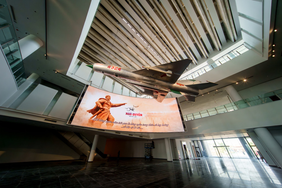 Bước vào bên trong bảo tàng, nổi bật với máy bay tiêm kích MiG-21 số hiệu 4324 được treo lên trên cao. Năm 2015, Thủ tướng Chính phủ ký quyết định công nhận Máy bay MiG-21 số hiệu 4324 là bảo vật quốc gia. (Ảnh: Minh Sơn/Vietnam+)