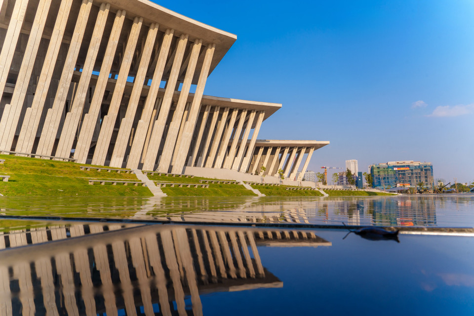 Kiến trúc tòa nhà Bảo tàng Lịch sử Quân sự Việt Nam bắt nguồn từ khái niệm "Trời, Đất và Biển," đây là 3 yếu tố tự nhiên hình thành nên quốc gia đồng thời thể hiện cho 3 lực lượng chính của Quân đội nhân dân Việt Nam. (Ảnh: Minh Sơn/Vietnam+)